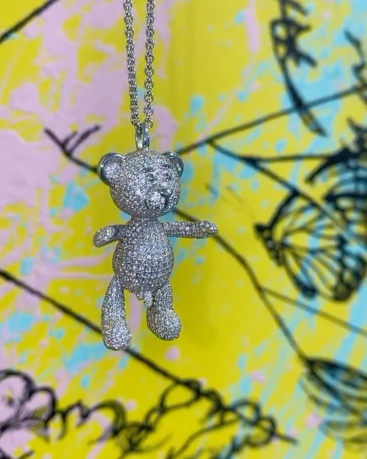 Behold the full diamond 💍 18k white gold “Bare Hug” necklace!  Nearly 1300 meticulously hand set diamonds.. would you rock this one? . #ice #customjewelry #customjeweler #customjewlery #diamondchain #josephklibansky #art