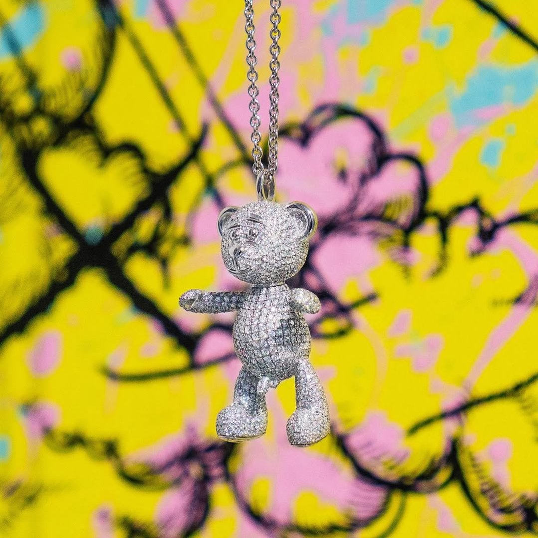 Would you go for the full diamond “Bare Hug” necklace or the regular gold one? . . #customjewelry #handmadejewelry #art