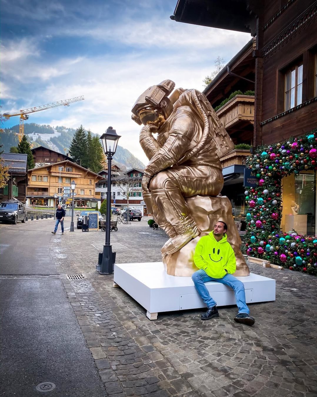 We are just done placing my 2700kg bronze sculpture in Gstaad 🇨🇭! Now for some snow ⛄️ . . #gstaad #sculpture #art