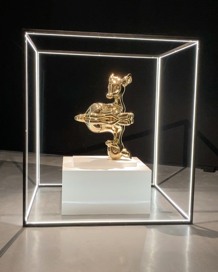 Never tried a light 💡 frame like this before surrounding a sculpture.. what do you think? . . #contemporaryart #k11 #josephklibansky #artbaselmiami #guangzhou