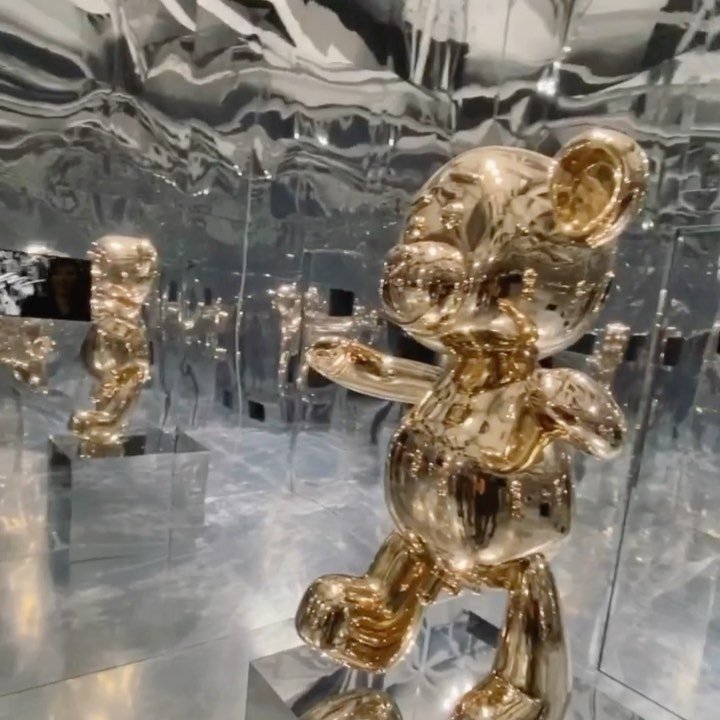 We have built a mirror room around the “Bare Hug” sculpture to create a fully submissive experience.. what do you think? . . #mirrorroom #contemporaryart #k11 #artbaselmiami #josephklibansky