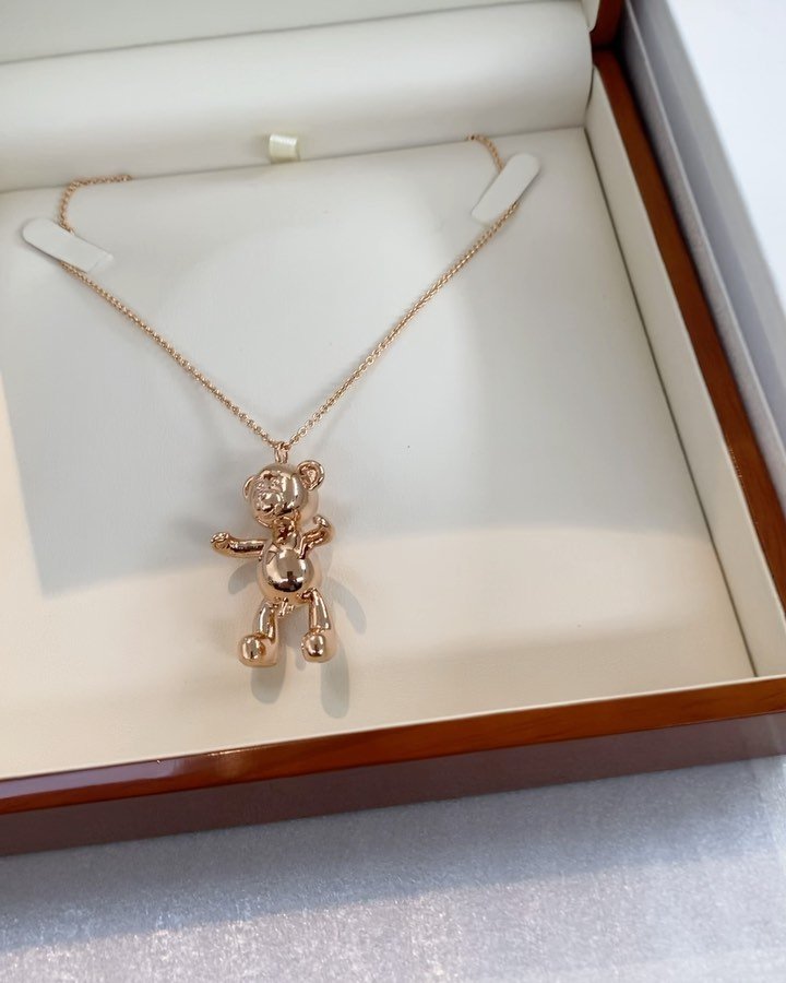 If you had to choose 🐻  option 1. Diamond bear option 2. Rose gold bear . . #handmadejewelry #artjewelry #josephklibansky