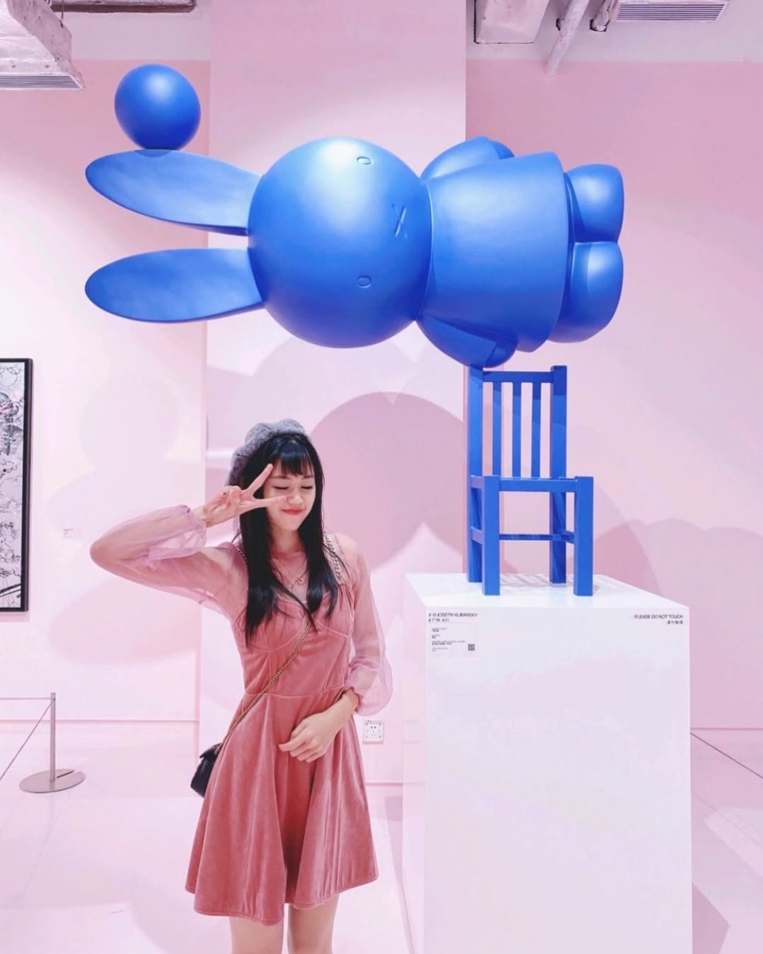 “Equilibrio Iconico” is a sculpture I made for the 60th anniversary of Miffy. It has been displayed in the Rijksmuseum, Museum de Fundatie and now at my show in China 🇨🇳 🐰 . . #artexhibition #artshow #contemporaryart #miffy #josephklibansky