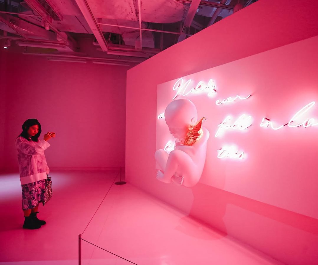 My Neon wall sculpture “Nobody Ever Made Me Fall In Love Like This”  is this your vibe? ⚡️ . . #neonart #artcontemporain #josephklibansky
