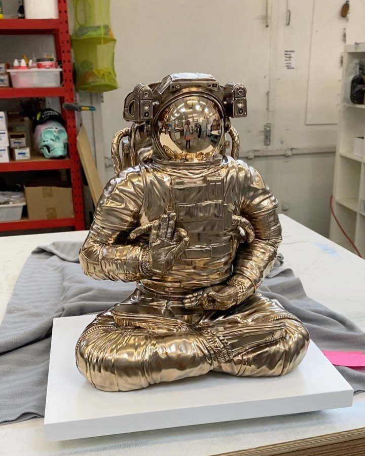 How do you like this super high detailed bronze sculpture?  It weighs about 70kg and takes months to create 🙌🏻 . . #art #kunst #contemporaryart #astronaut #josephklibansky #sculpture