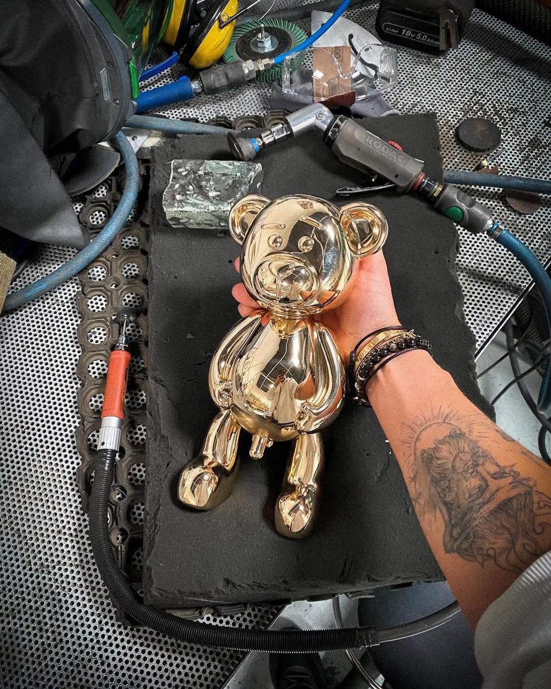 The full solid bronze “Pipi Bear” weighs 16kg , I will release them in an limited edition of just 50 pieces. For more info please check the link in my bio or go to my website en check out the “editions” page  www.josephklibansky.com/editions . . #newart #sculpture #limitededition #josephklibansky #art