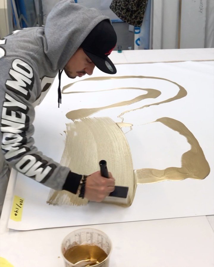 Making your own paints somehow ads some extra soul to a painting.. as if it’s more part of you then when you would buy a paint.. 💭  I definitely don’t make all my paints.. there are some amazing colors out there. But this gold is my own.. it’s magical . . #paintings #artsxdesign #artcontemporain #josephklibansky