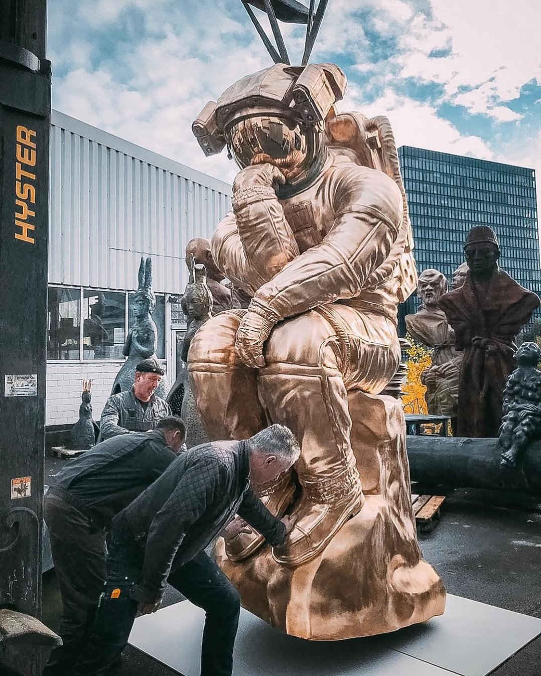 This beautiful large sculpture is currently in the city center of Gstaad, Switzerland. When the world re-opens after this bizar but necessary lockdown situation we will look for a new stunning location.. any thoughts? 💭