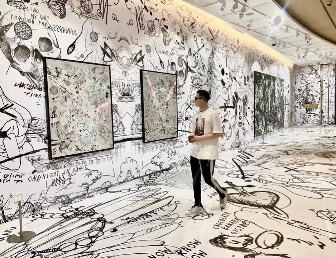 A beautiful shot during my ongoing exhibition in Guangzhou, china. I wanted to create thee feeling of walking inside one of my paintings by making a wallpaper and carpet flowing into each other. I would love to create similar experience in a couple of different cities 🖼 . #art #guangzhou #k11 #josephklibansky #contemporaryart