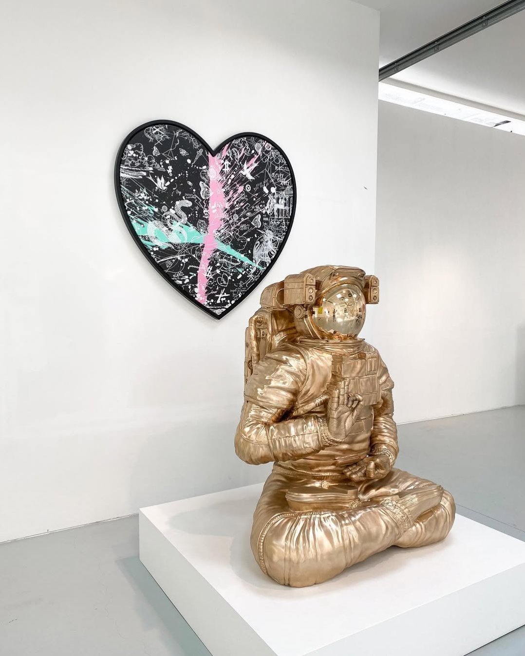 Would you go for the black splashed heart painting..? Or for the bronze Buddha Astronaut? 👩🏽‍🚀🖤 . #newpainting #bronzesculpture #art #josephklibansky #contemporaryart