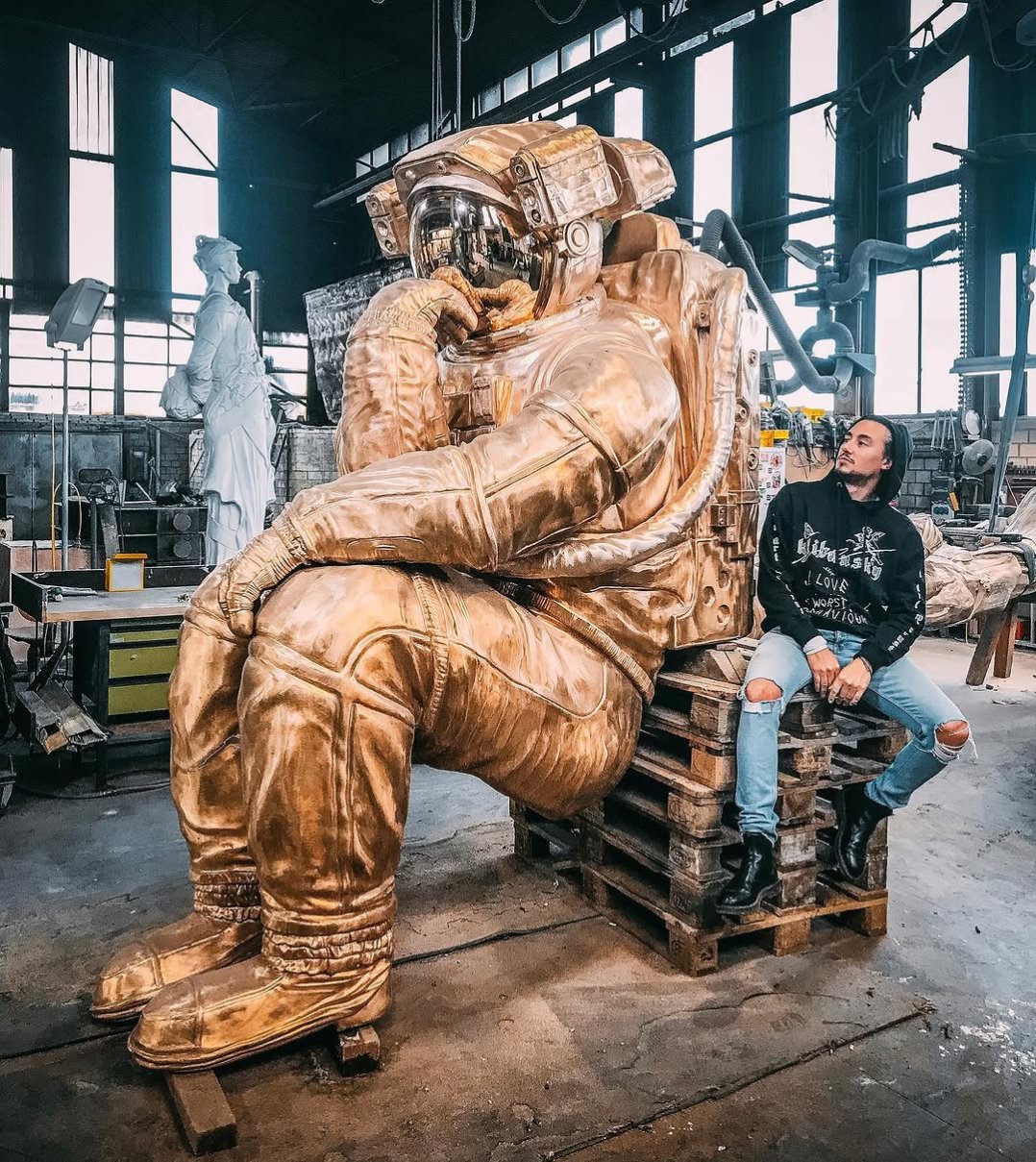 Here you can see my large bronze sculpture “the thinker” during the production process. It is not yet sitting on it’s bronze rock, that part is still under construction 🔨  Creating and placing a large public sculpture, always has a magical feeling. Just the thought that thousands or even millions of people will see it.. that is actually the dream of most artist.. getting your work seen. . . #publicsculpture #sculpture #art #contemporaryart #astronaut #astronautart #josephklibansky