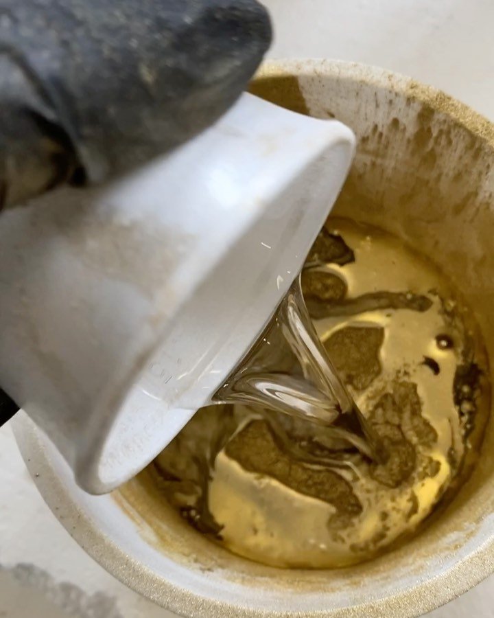 Everybody seems to like the special gold paint I created for my “ Thought Painting” series. It has a certain reflective property to it that feels really close to real gold leaf 🍂  Super nice as a base to later splash on with a pastel pink or blue!  Should I post more studio video’s? 🏹 . . #art #artvideos #contemporaryart #josephklibansky