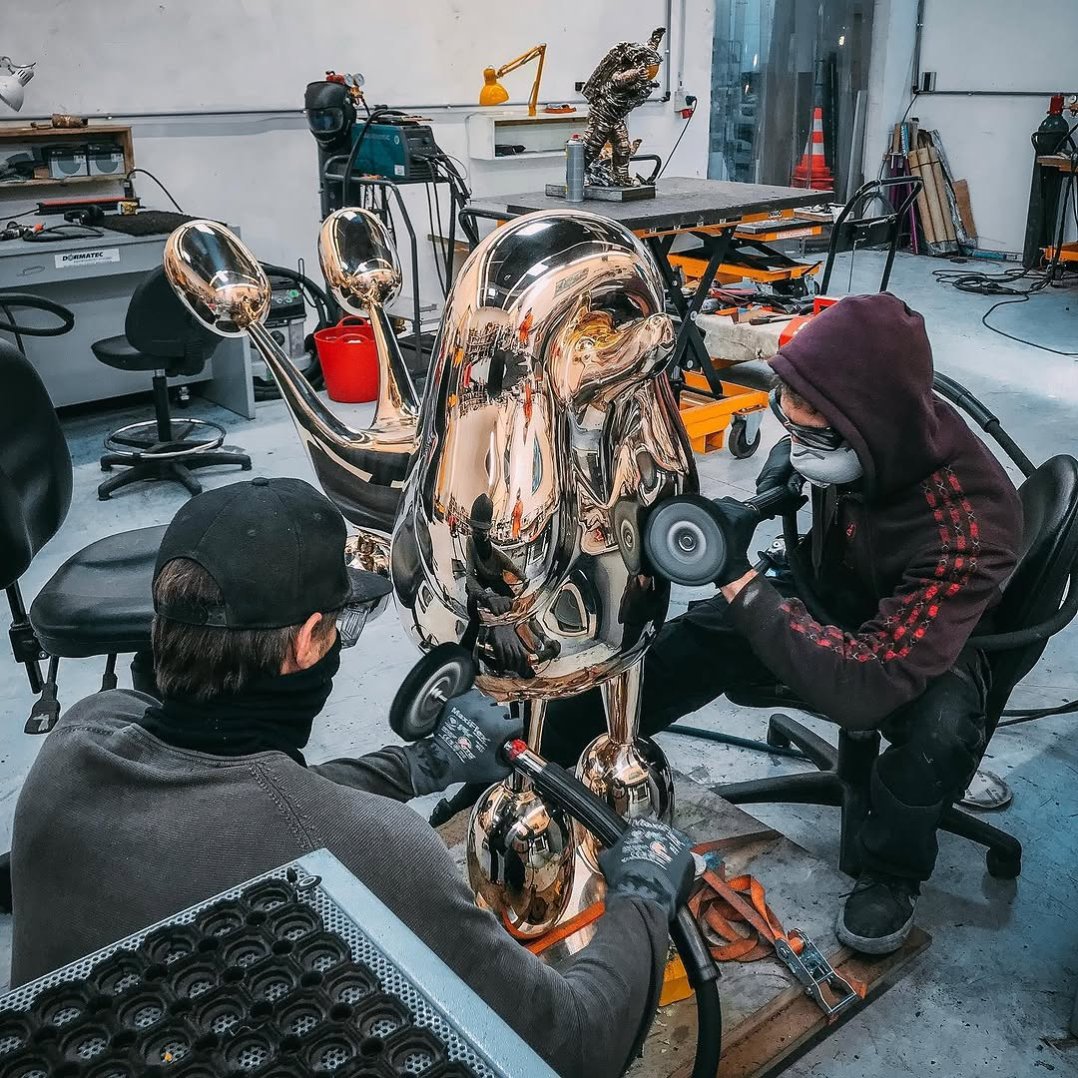 This sculpture called “Beautiful Tomorrow” has a special story for me. It was the first sculpture I ever created on paper.. but I never could make it. At the beginning of my career I didn’t have the knowledge and studio equipment I have now.. so like most other artist I went to work with a “professional” art foundry to do the bronze work. After spending all the money I had saved on making this piece, the result was so disappointing that I put the sculpture in a box and never really showed it to people because it was not my quality standard and vision. Now.. 10 years later we can make this piece in my own studio to perfection.. this makes me proud and is a barometer how far we have come 🙏🏼 thanks dad for spending these 10 years figuring out this crazy process ❤️ . . #sculpture #art #contemporaryart #josephklibansky #artcontemporain